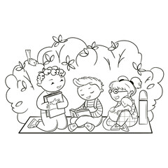 Маленькие дети читают книги в парке, на зеленой лужайке, во время ланча. Векторная иллюстрация, лайнарт, чернобелый скетч
