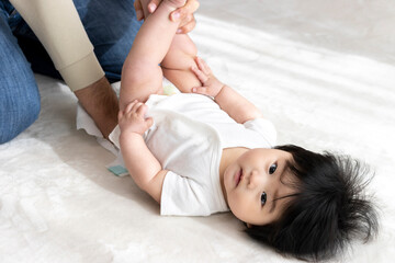 赤ちゃんの紙おむつ交換する父親(0歳、生後6ヶ月、女の子、日本人)