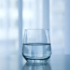Glas, Wasser, halbleer - 406089006