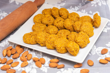 Galletas caseras de harina de almendra y zanahoria.