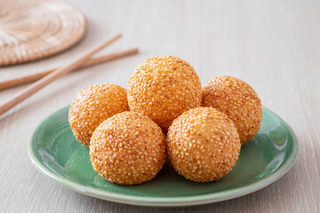 Sesame seed balls on green plate.