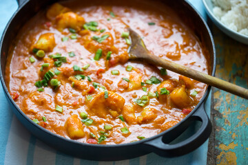 Curry with prawns and red pepper and scallions