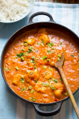 Curry with prawns and red pepper and scallions