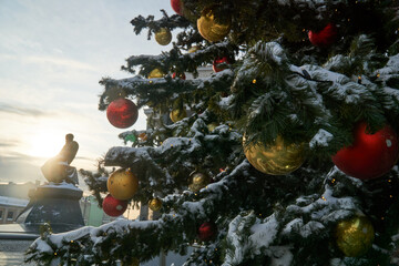 Fototapeta na wymiar Christmas tree in front of the Lenin Library in winter Moscow