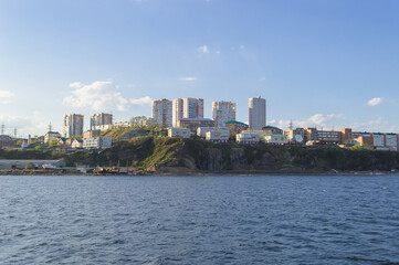Obraz premium view from sea on cityscape of Egershield peninsula in Vladivostok