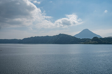 鹿児島県の池田湖と開聞岳