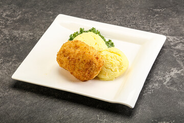 Crispy chicken cutlet with mashed potato