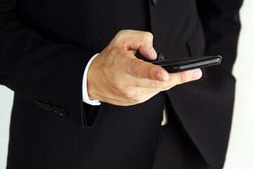 スマートフォンを見ているビジネスマン