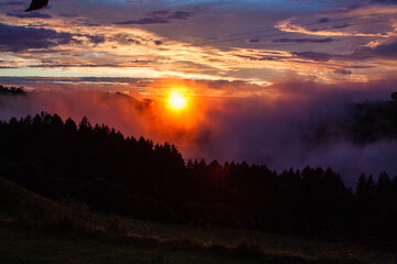 Wunderschöner Sonnenuntergang mit Dampfwolken