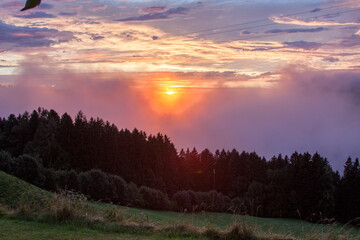 Wunderschöner Sonnenuntergang mit Dampfwolken
