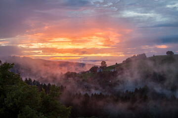 Wunderschöner Sonnenuntergang mit Dampfwolken