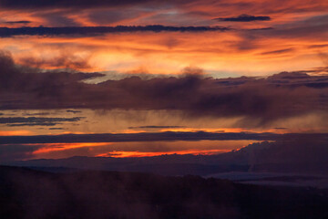 Wunderschöner Sonnenuntergang mit Dampfwolken