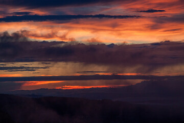 Fototapeta na wymiar Wunderschöner Sonnenuntergang mit Dampfwolken