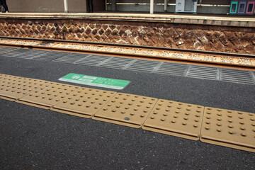Fototapeta premium 駅のホームの視覚障害者誘導用ブロック