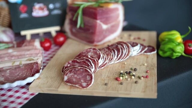 Pr&eacute;sentation de diverses charcuterie avec saucisson, fromage de t&ecirc;te, civier, jambon, etc...