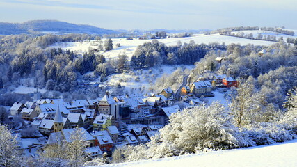 Blick von oben auf malerischen Luftkurort Wildberg im Schwarzwald mit Neuschnee und Sonne