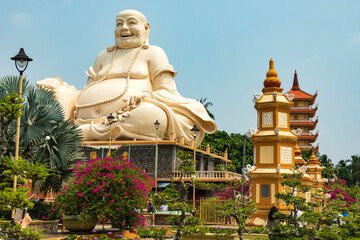 Sitzender Buddha in der Vinh Trang-Pagode, My Tho in Richtung Mekong-Delta in Vietnam.