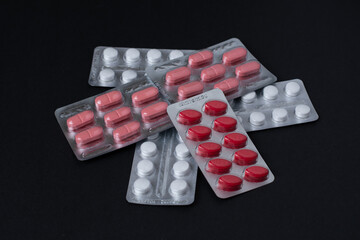 blister varios  de medicamento sobre fondo negro