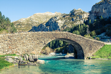 Ordesa. Valle de Otal. Puente de piedra sobre río alpino. Pirineos