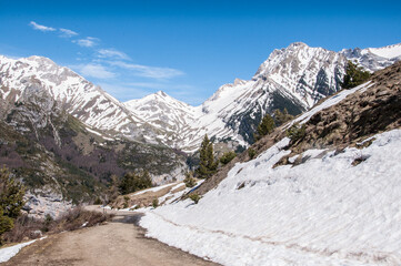 Fototapeta na wymiar Paisaje alpino en Ordesa. Rutas de senderismo por el pirineo