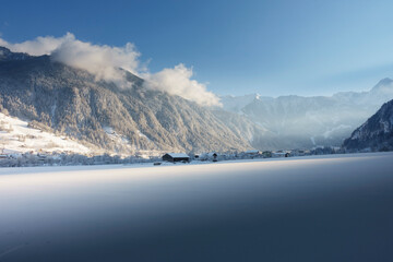 Fototapeta na wymiar Blick ins verschneite hintere Zillertal in Tirol