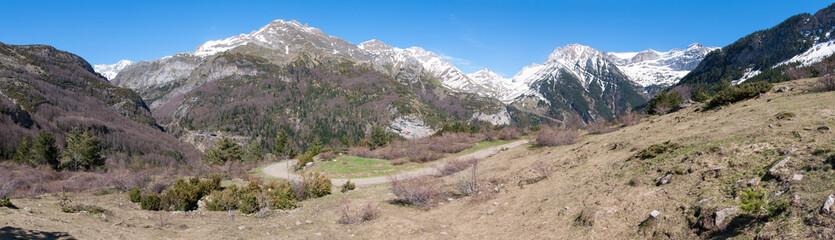 Fototapeta na wymiar Panorámica Pirineos Ordesa. Paisaje alpino nevado en el valle de Otal