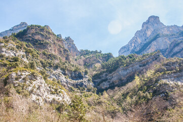 Parque natural de Ordesa y Monte Perdido. Cañón de Añisclo. Paisaje alpino del pirineo y ríos de agua cristalina