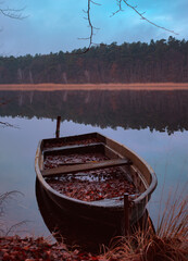 Boot voll Wasser und Laub