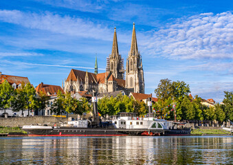 Fototapeta premium Regensbureger Dom und Museumsschiff 