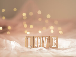 Love - napis z drewnianych klocków, miłość, kochać, walentynki 