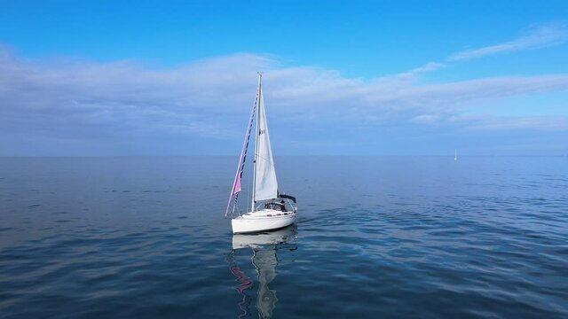  velero en el mar ,vista de p&aacute;jaro.