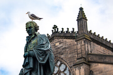 Adam Smith Statue mit einer Möwe auf dem Kopf in Edinburgh