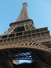 Tour Eiffel vue d'en bas sur fond de ciel bleu