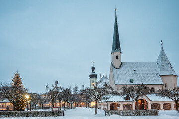Fototapeta na wymiar Kapellplatz im Schnee bei Morgendämmerung