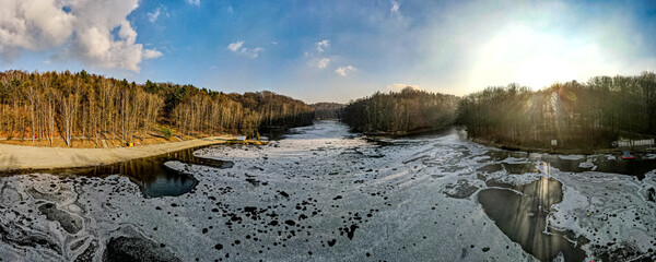 zamarznięte jezioro, ośrodek wypoczynkowy Balaton w Wodzisławiu Śląskim na Śląsku w Polsce z...