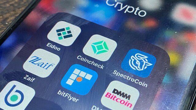 iPhoneホーム画面上のビットコインやイーサリアムを代表とする仮想通貨(暗号資産)の購入/販売/取引/管理/ウォレット iOSアプリ。Eidoo/Coincheck(コインチェック)/SpectroCoin/Zaif(ザイフ)/bitFlyer(ビットフライヤー)/DMMビットコイン/bitbank(ビットバンク)。2021年1月撮影/日本