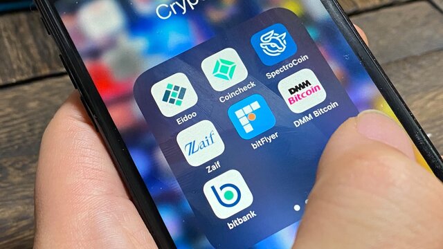 iPhoneホーム画面上のビットコインやイーサリアムを代表とする仮想通貨(暗号資産)の購入/販売/取引/管理/ウォレット iOSアプリ。Eidoo/Coincheck(コインチェック)/SpectroCoin/Zaif(ザイフ)/bitFlyer(ビットフライヤー)/DMMビットコイン/bitbank(ビットバンク)。2021年1月撮影/日本