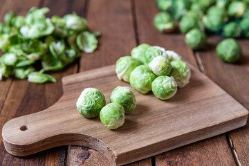 grüner geschälter Rosenkohl in der Küche auf einem Tisch aus Holz