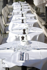 Rangée de tables à nappes blanches