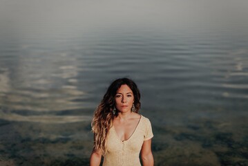 Fototapeta na wymiar Portrait of a woman with the sea behind