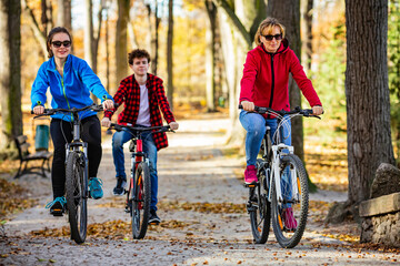Fototapeta premium Healthy lifestyle - people riding bicycles in city park 