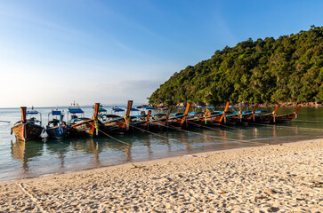 Bateaux de pêches traditionnels sur la plage à Ko Phi Phi, Thaïlande