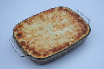 Kartoffelauflauf mit Käse, Hackfleisch und Gemüse.