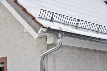 Schneefanggitter zur Vermeidung von Dachlawinen auf einem Ziegeldach montiert