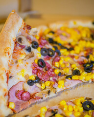 Obraz na płótnie Canvas pizza with salami and olives