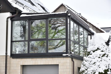Vorgebauter Wintergarten mit dreiseitiger Verglasung an einem Wohnhaus