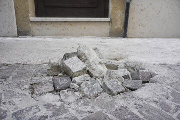 Straßen Schäden mit aufgebrochendem Kopfsteinpflaster