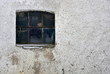 alte Fenster und Türen auf Holz, Farbe, Rost, verwittert, abbröckeln, verfallen, Ruine