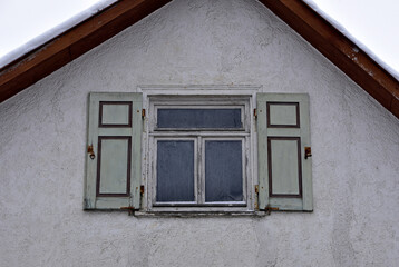 Obraz na płótnie Canvas alte Fenster und Türen auf Holz, Farbe, Rost, verwittert, abbröckeln, verfallen, Ruine