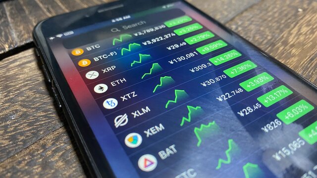 iPhoneアプリの仮想通貨(暗号資産)値動き/チャートウィジェット画面。ビットコイン/投資/資産運用/経済/フィンテック/ブロックチェーン/テクノロジーイメージ。2021年1月撮影/日本